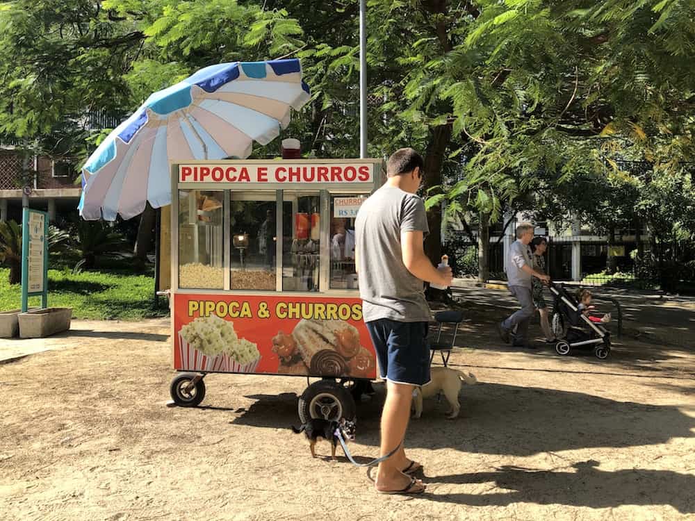 In Rio de Janeiro there are street carts and food stands all over the city that offer cheap eats. Here are the best street eats for a tasty and quick meal. 