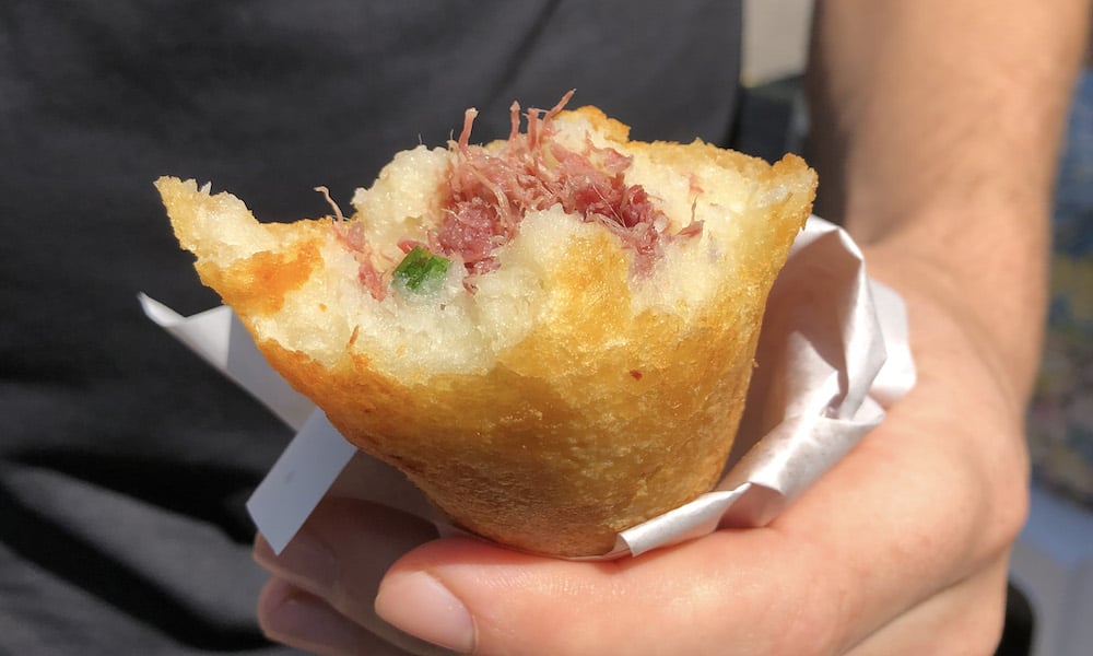 In Rio de Janeiro there are street carts and food stands all over the city that offer cheap eats. Here are the best street eats for a tasty and quick meal. 