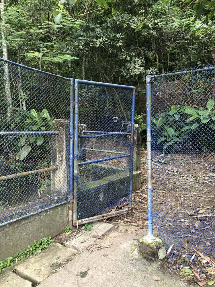 The entrance to the trailhead of Dois Irmãos